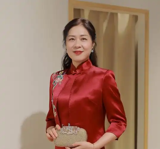 "贵妇婆婆"火了,盘发配红色旗袍高贵大气,新娘风头都被艳压