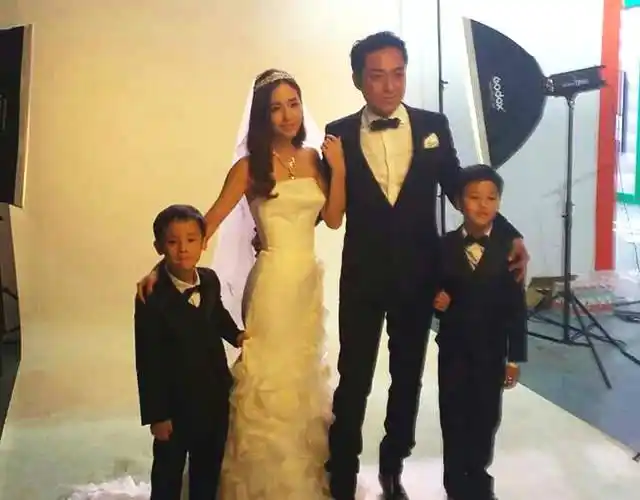 马景涛与妻儿拍婚纱照 甜蜜亲吻