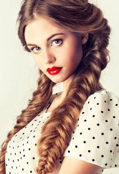 脸细额窄女生适合编发吗 女生编时尚鱼尾辫发型