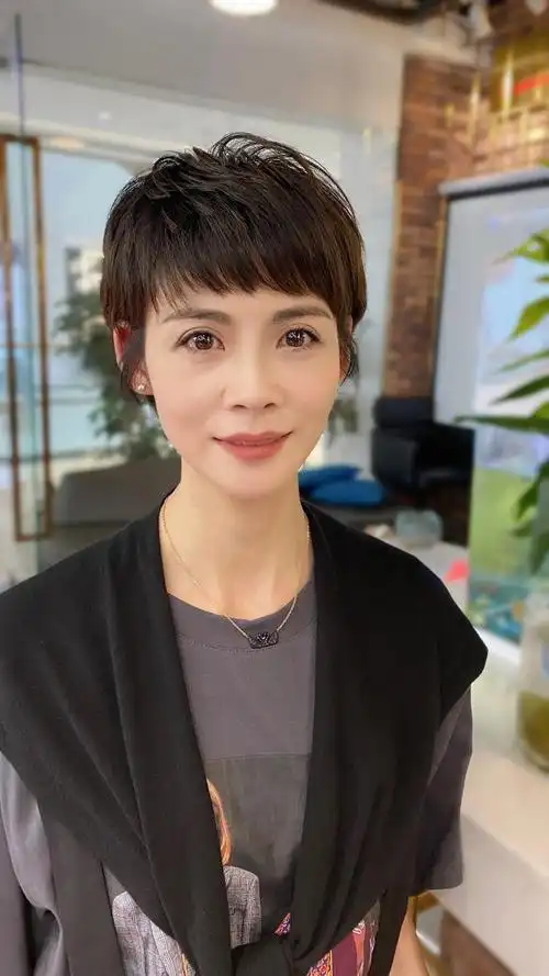 女人过了50岁,最火还是剪短发,利落时尚有气质|发型|刘海|脸型_网易