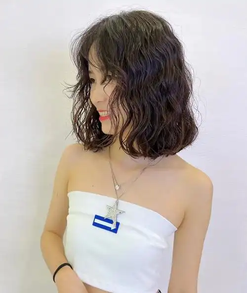 年底什么发型比较火小卷大卷内扣发型不能少瘦脸时尚颜值高