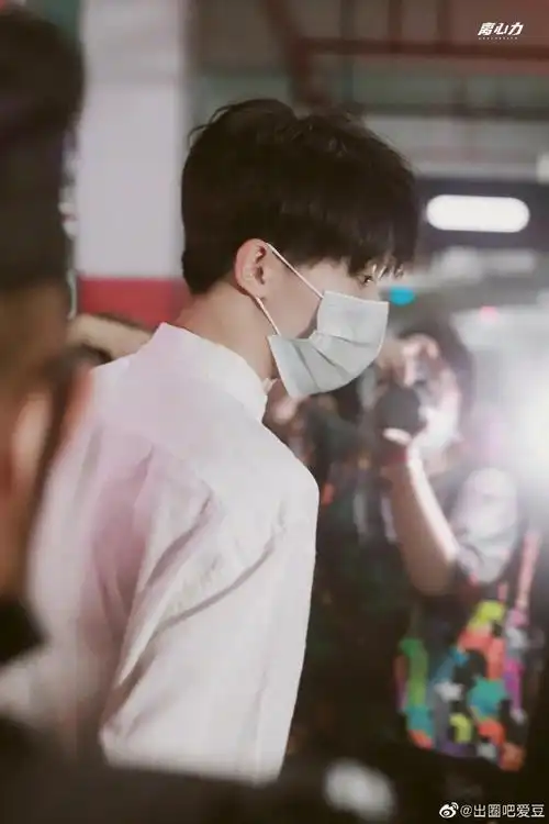 我们的歌白衬衫马甲造型#马嘉祺《我们的歌》造型,白衬衫77格子马甲