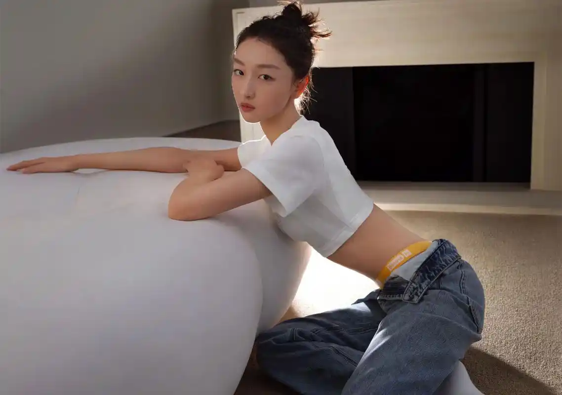 原创周冬雨穿露脐装拍代言大片穿衣搭配太显身材被质疑博眼球