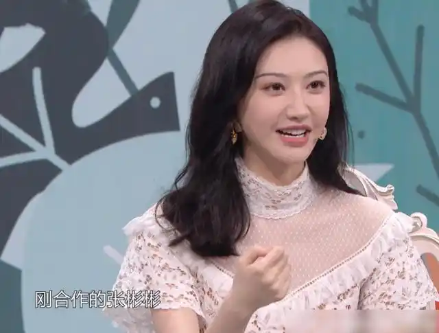 在最后一期《王牌对王牌》当中,其中一段是景甜和关晓彤一起玩游戏的