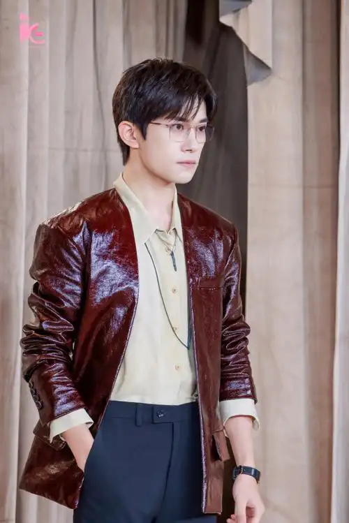 易烊千玺复古红皮衣##vogue时尚之力盛会##vogue时尚之力开幕夜