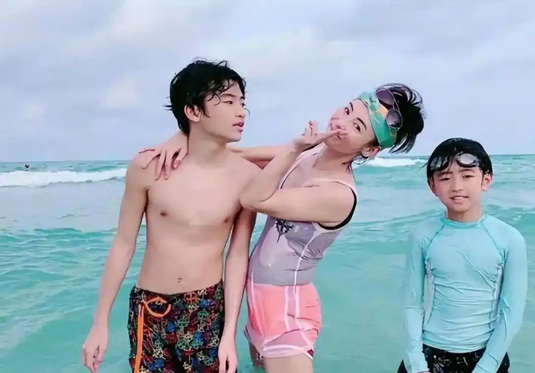 港媒曝谢振轩曾撮合父母复婚,谢霆锋逃避,张柏芝也无可奈何