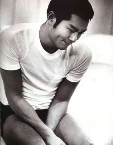 古天乐写真照撞脸黄晓明,魅惑中还带点娇羞,甜甜的小酒窝好迷人