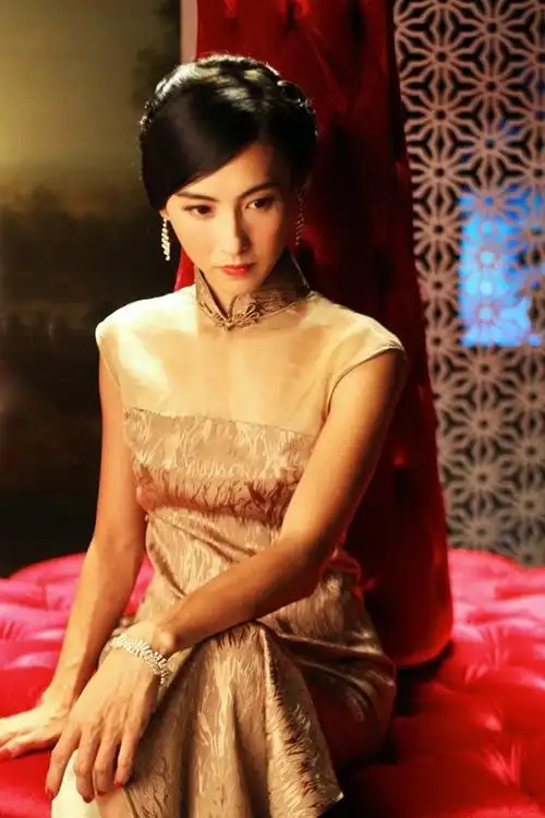 简介:张柏芝仙鹤刺绣旗袍性感图片,分享一组张柏芝图片给大家,图中的