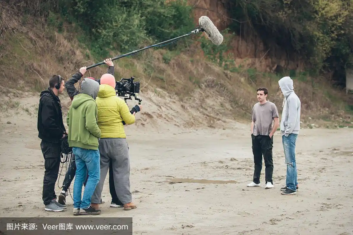 电影摄制组在室外拍摄电影场景