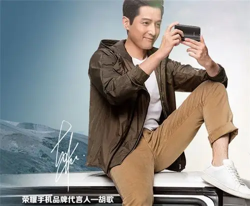 从华为荣耀9广告语"美的有声有色"可以看出这季新品主打手机外观,采用