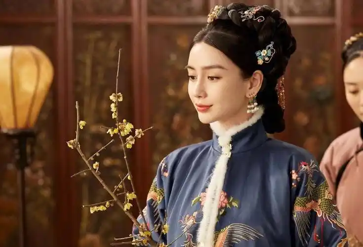 30岁杨颖首试冬日清宫装,刺绣服饰搭配盘发,古典风韵十足_baby_古装