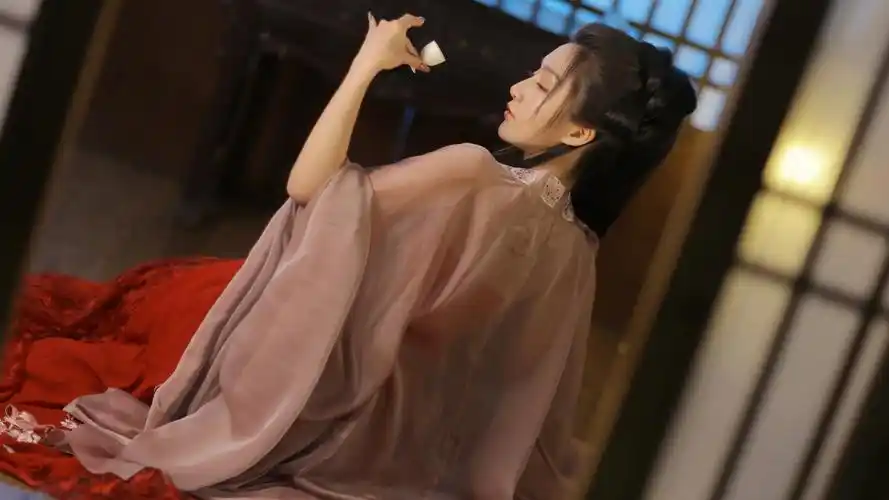 古风美女酒杯长发后背唯美古装4k美女壁纸