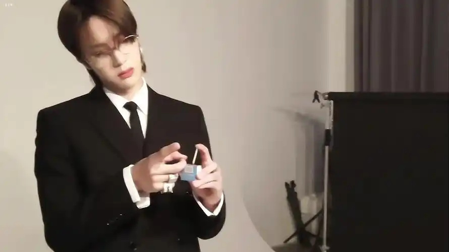 王一博戴眼镜实在是太绝了气质百变