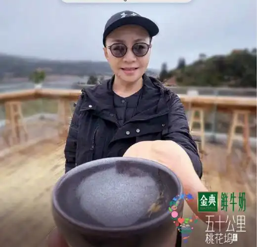 63岁宋丹丹现状:一家人北戴河出游,宋丹丹给老伴喂食品