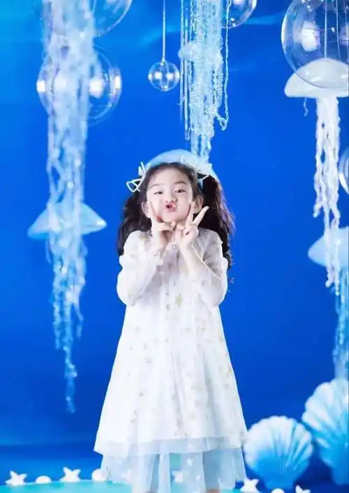 拍摄生日写真比小模特有范,和妈妈太相似_lucky_动作_造型