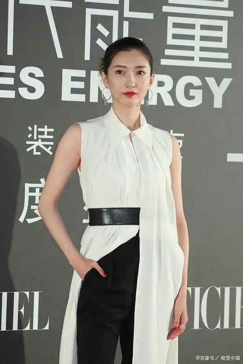 这组照片以独特的视角和细腻的拍摄手法,展现了江疏影独特的时尚魅力