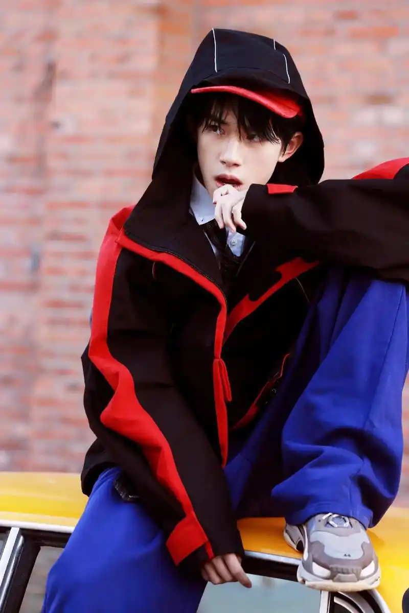 翻翻相册总是能翻到一些存过但感觉没见过的图#易烊千玺 #一心 - 抖音