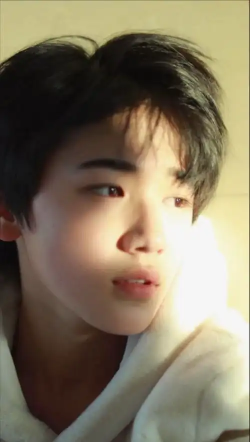 宋亚轩的怼脸瞬间照片无水印