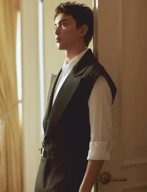 帅气男明星吴磊写真图片