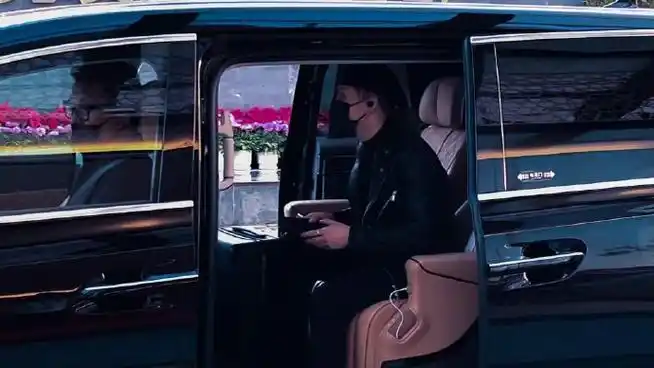 期待国际顶流王嘉尔的表现!新换的明星保姆车腾势00 d9也好飒!