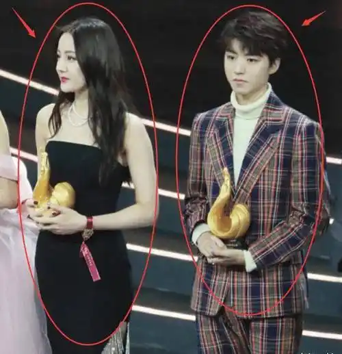 原创182王俊凯和168迪丽热巴生图被抓拍十级滤镜关掉后身材差距有点大