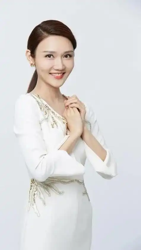 龙洋身高168cm才华横溢央视当红主持人