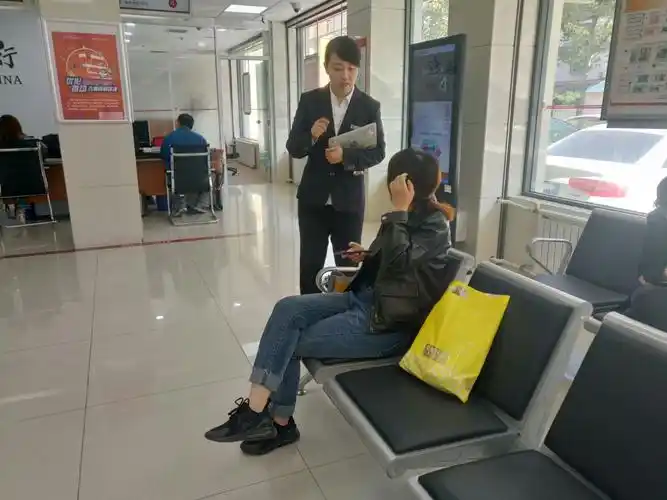 大堂经理鹿桂芹向客户推荐我行手机银行,客户意向咨询并成功办理