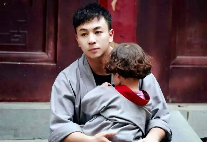 2岁练功5岁成名,当家里6年"摇钱树"的释小龙为什么红不起来_父亲