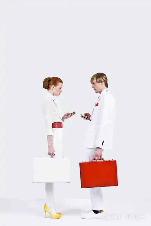 商务人士使用手机面对面交流