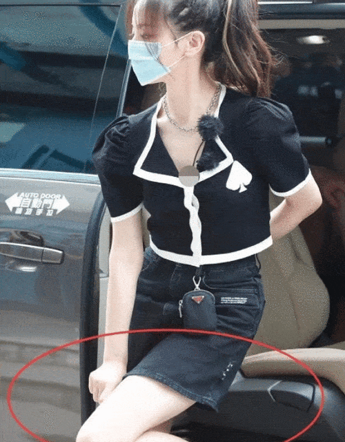 下车时发现裙子太短,杨超越的应对方式,女孩子赶紧学起来_节目_衣服