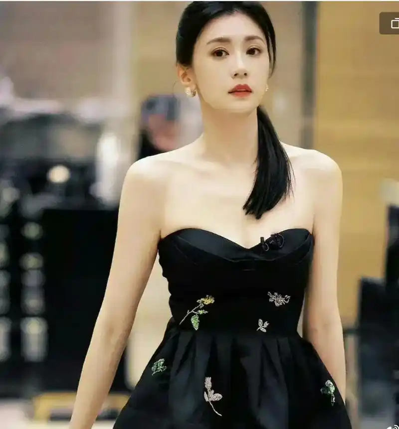 不愧是冻龄女神,看贾静雯最新路透的颜值和身材,谁敢相信这是生了3个
