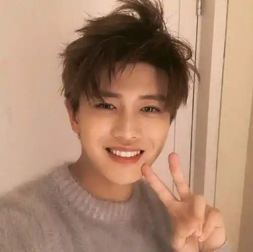 任嘉伦"童年照"流出,当看到他儿时的眼神,难怪现在这么迷人