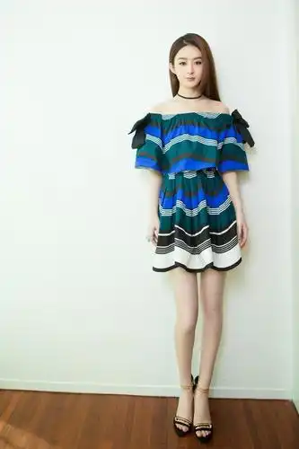 赵丽颖都被冯绍峰宠成小女孩了穿蓝色抹胸裙好嫩不像当妈的人