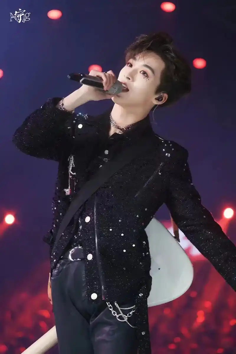 舞台洛,一整个期待住了#何洛洛首张ep @何洛洛-ning - 抖音