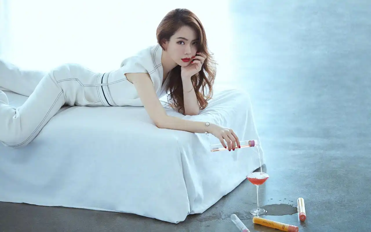 戚薇美艳性感高清桌面壁纸