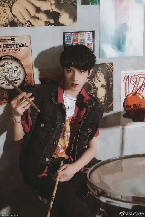 刘耀文新歌键盘手造型