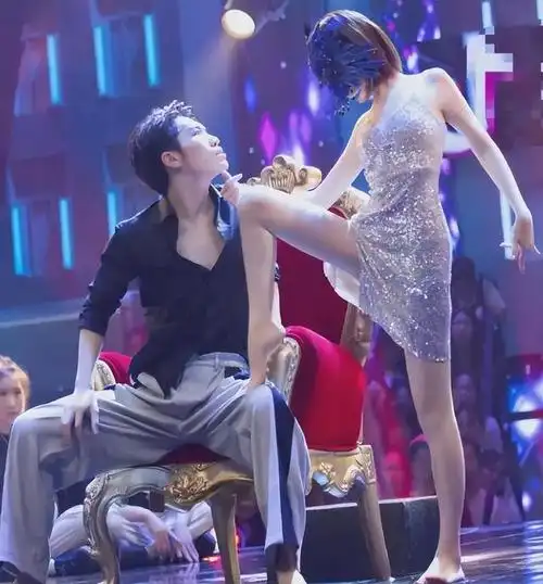 毛晓彤跳舞能有多撩人,短裙展现曼妙身材,网友:纯欲天花板