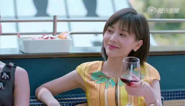 曲筱绡的夏季裙装一览:红色肆意奔放橙色古灵精怪,粉色意气风发