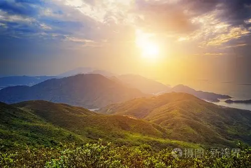 在山与太阳在黎明美丽的夏天风景