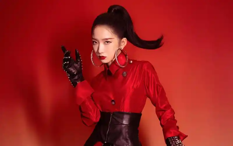 孟美岐烈焰骑士造型性感图片壁纸