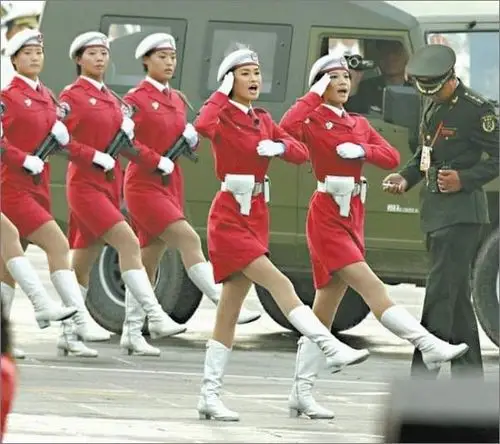 阅兵式美女民兵盛装归来 当上肚皮舞教练(组图)