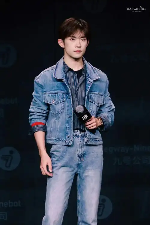 易烊千玺牛仔叠穿