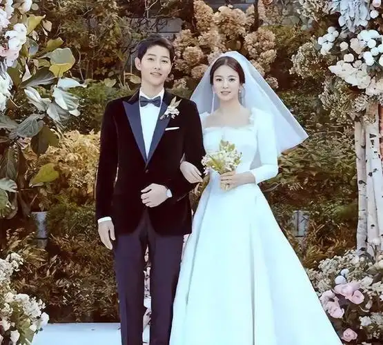 不少网友在此时还想着以前的双宋cp,其实宋仲基和宋慧乔各自精彩啦,不