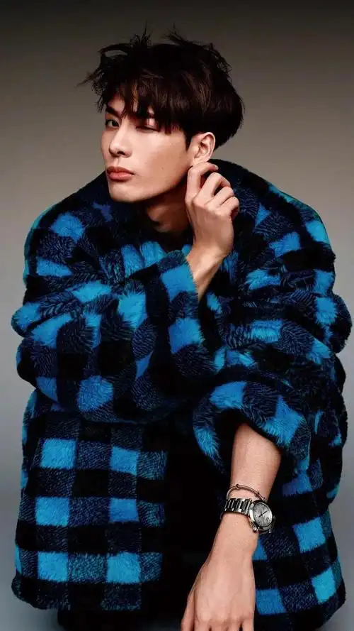 高清壁纸丨王嘉尔"潮流荷尔蒙穿搭"这身材太美了