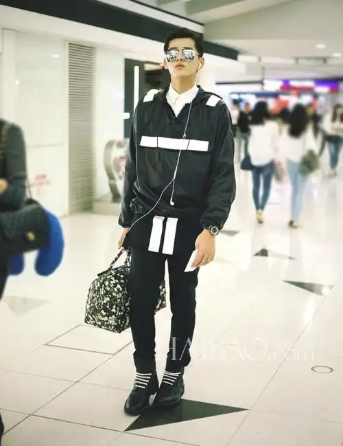 华语明星奔赴纽约街拍特辑:比穿搭比细节,谁最吸睛