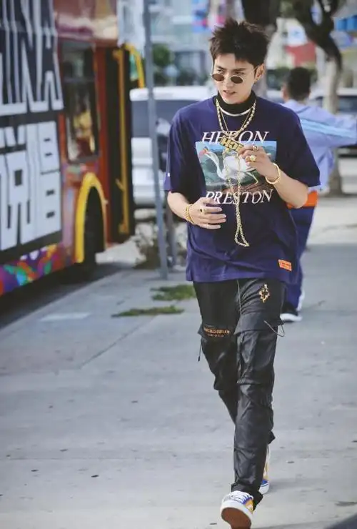 玩转时尚的吴亦凡早已深陷单品圈,身着黑色燕尾服,气质藏不住