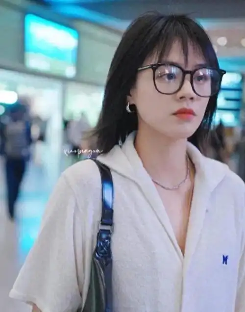 马思纯瘦了好多白色polo衫搭配牛仔百褶裙文艺又清爽大学生