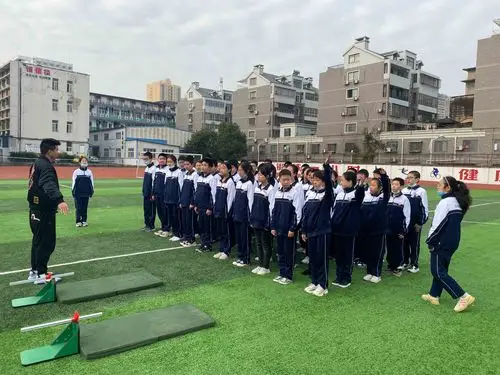 体育公开课《排球:正面双手垫球》——阳正 《学习坐位体前屈动作》