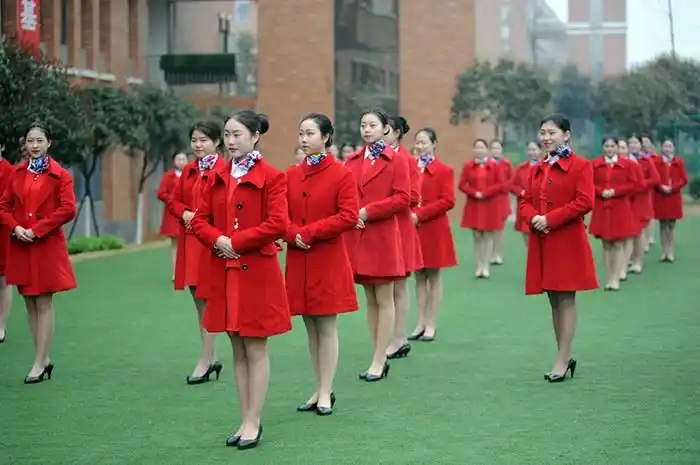 女生节准空姐操场摆巨型女王