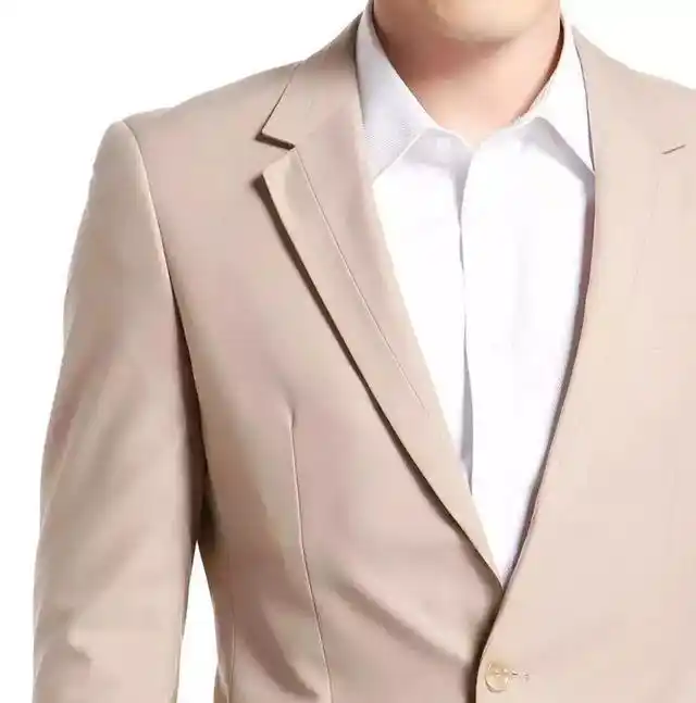 在较正式的场合中,白色衬衣是最好的选择,领带的颜色最好也选择与西装